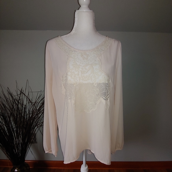 Chloe K Blouse - Picture 3 of 10